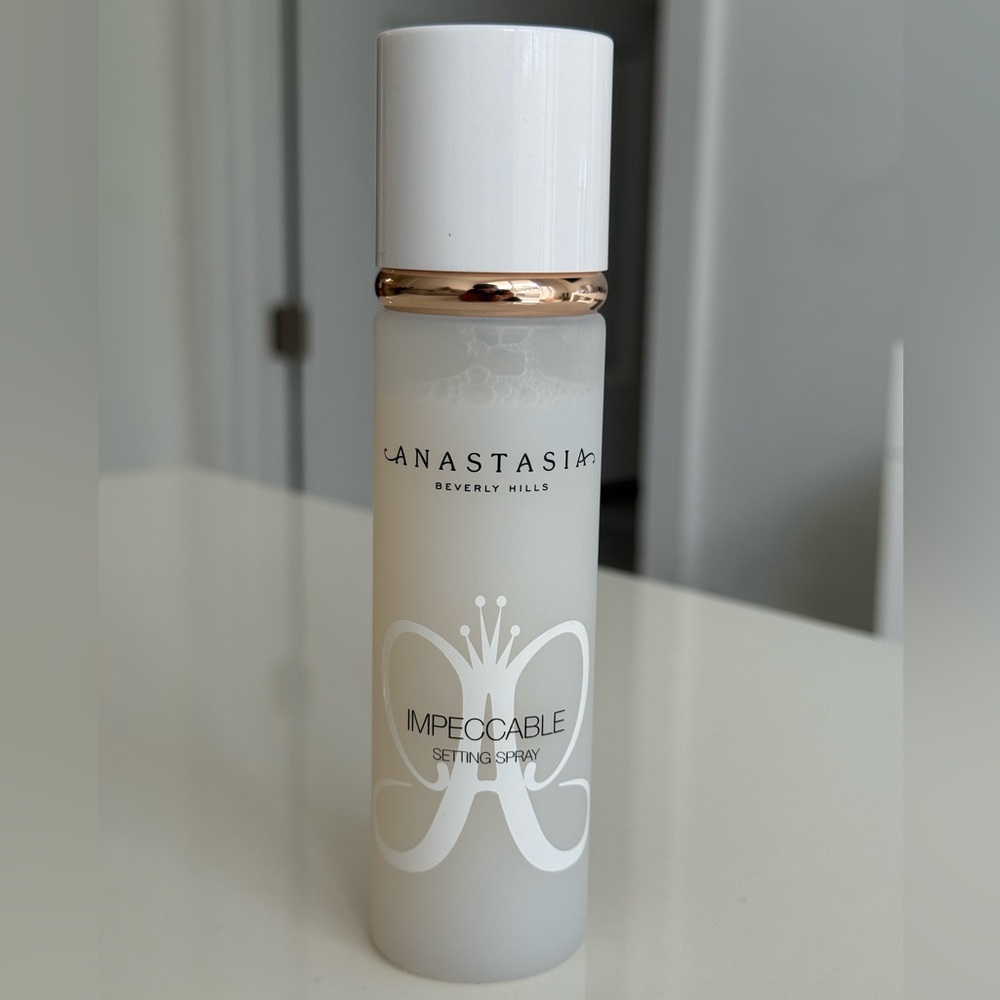 Anastasia Beverly Hills Blurring Matte Setting Spray - White and Gold